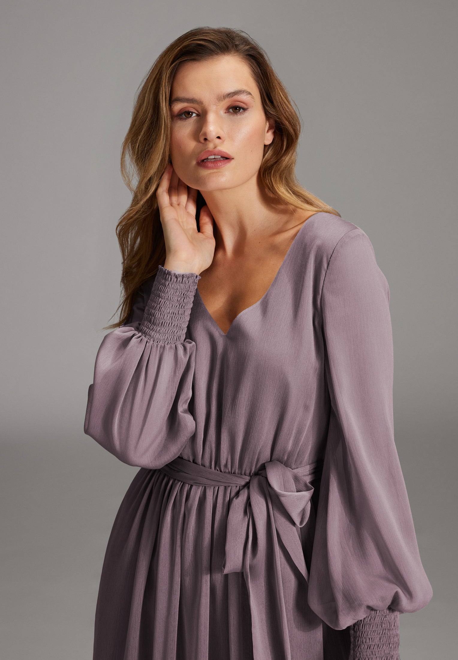 Abendkleid aus Crinkle Chiffon mit gesmokten Ärmelmanschetten