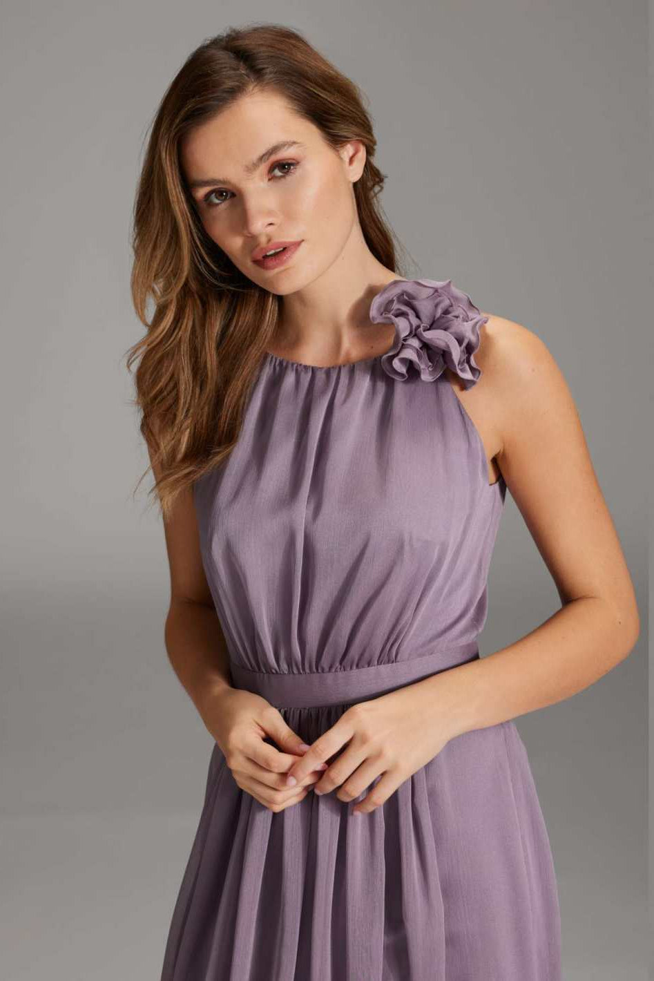 Abendkleid aus Crinkle Chiffon mit dekorativer Blüte