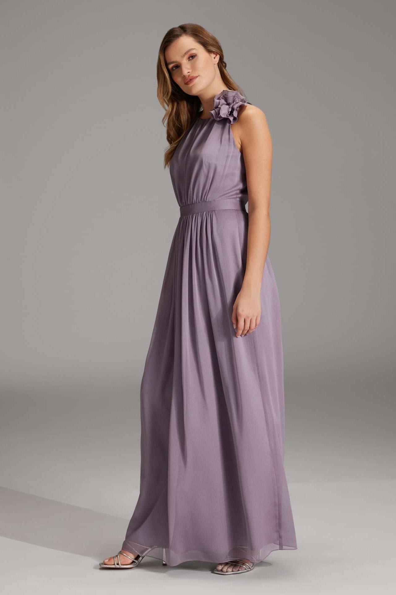 Abendkleid aus Crinkle Chiffon mit dekorativer Blüte