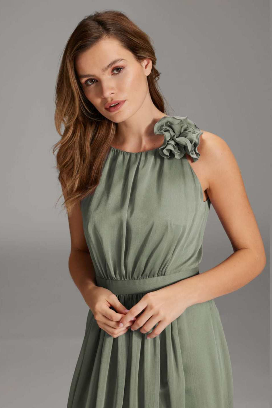 Abendkleid aus Crinkle Chiffon mit dekorativer Blüte