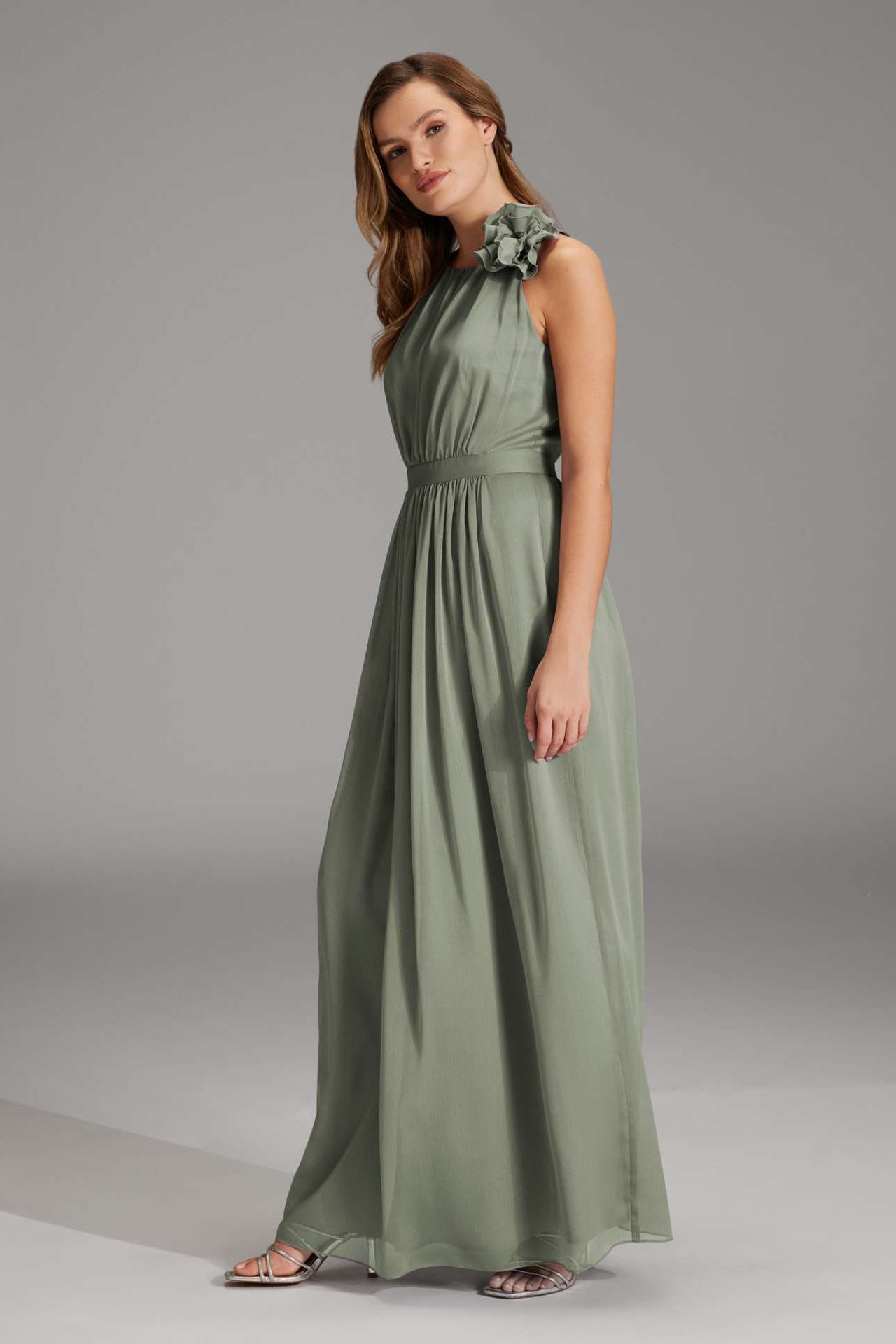 Abendkleid aus Crinkle Chiffon mit dekorativer Blüte