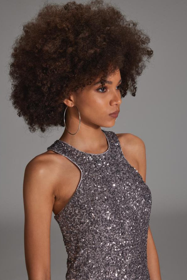 Abendkleid aus elastischer Paillette mit Racer- Back Ausschnitt und Beinschlitz