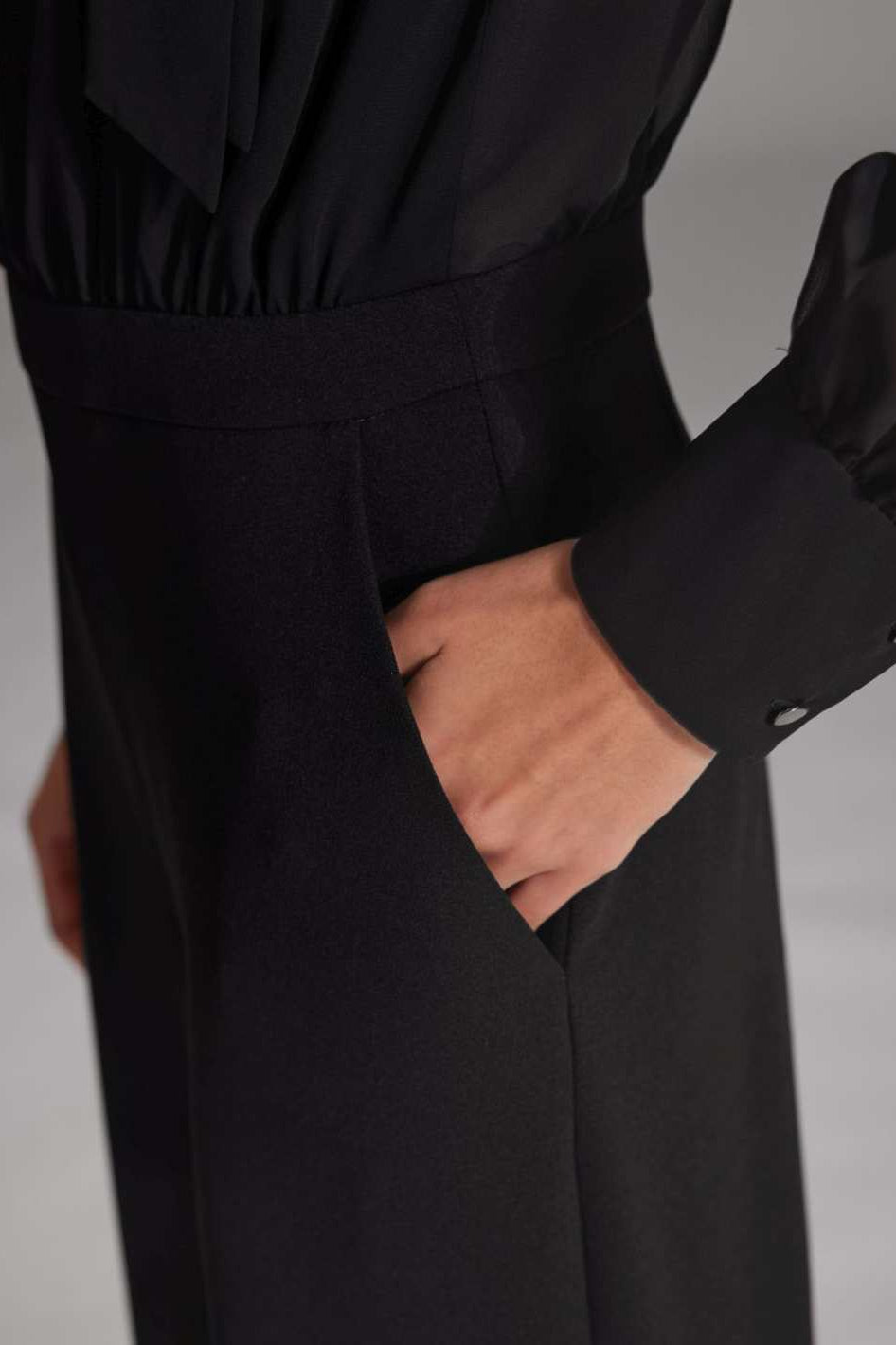 Langärmeliger Jumpsuit mit Schluppe aus Crepe Jersey und Chiffon Mix