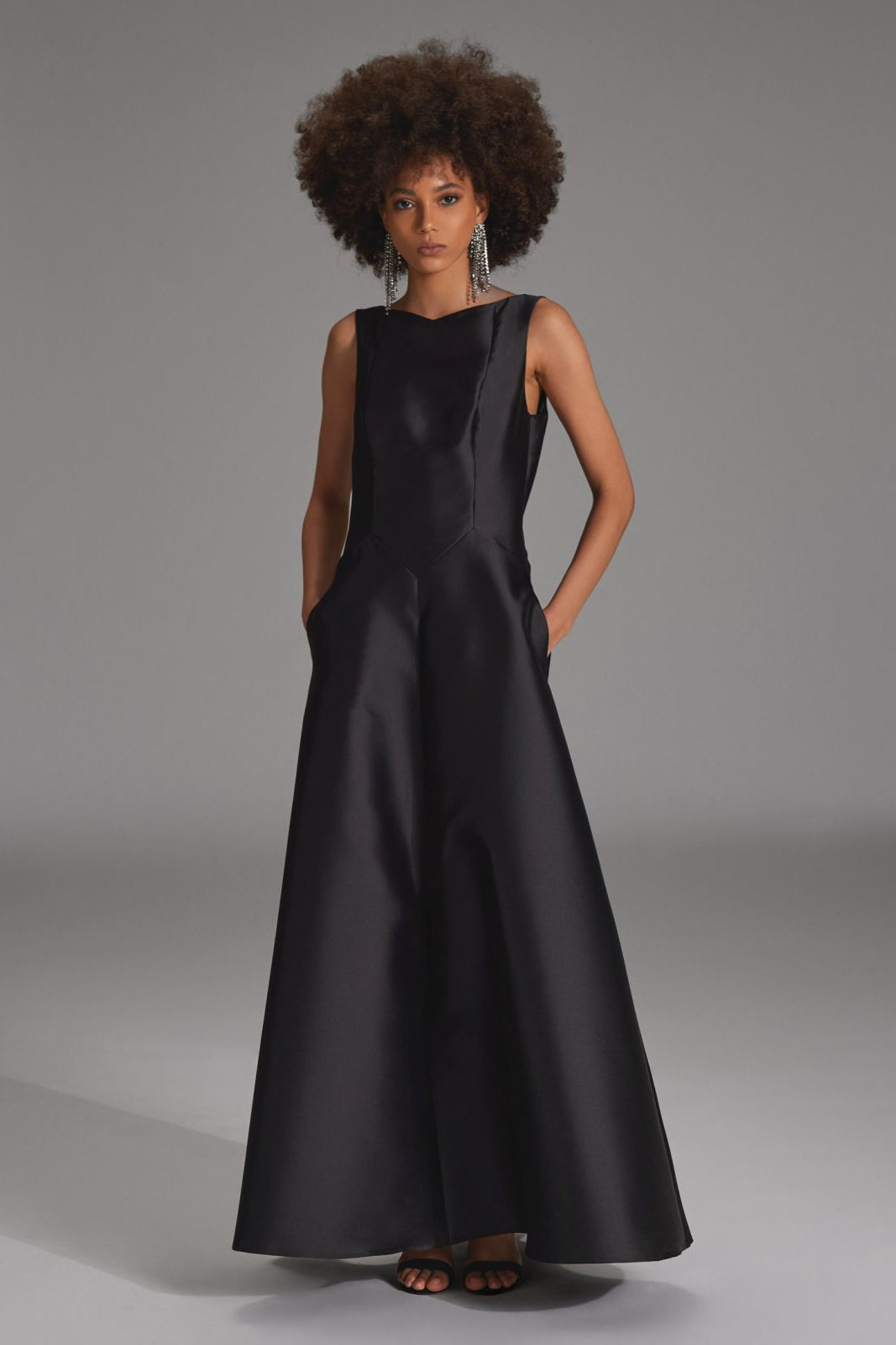 Robenartiges Abendkleid mit Eingrifftaschen black