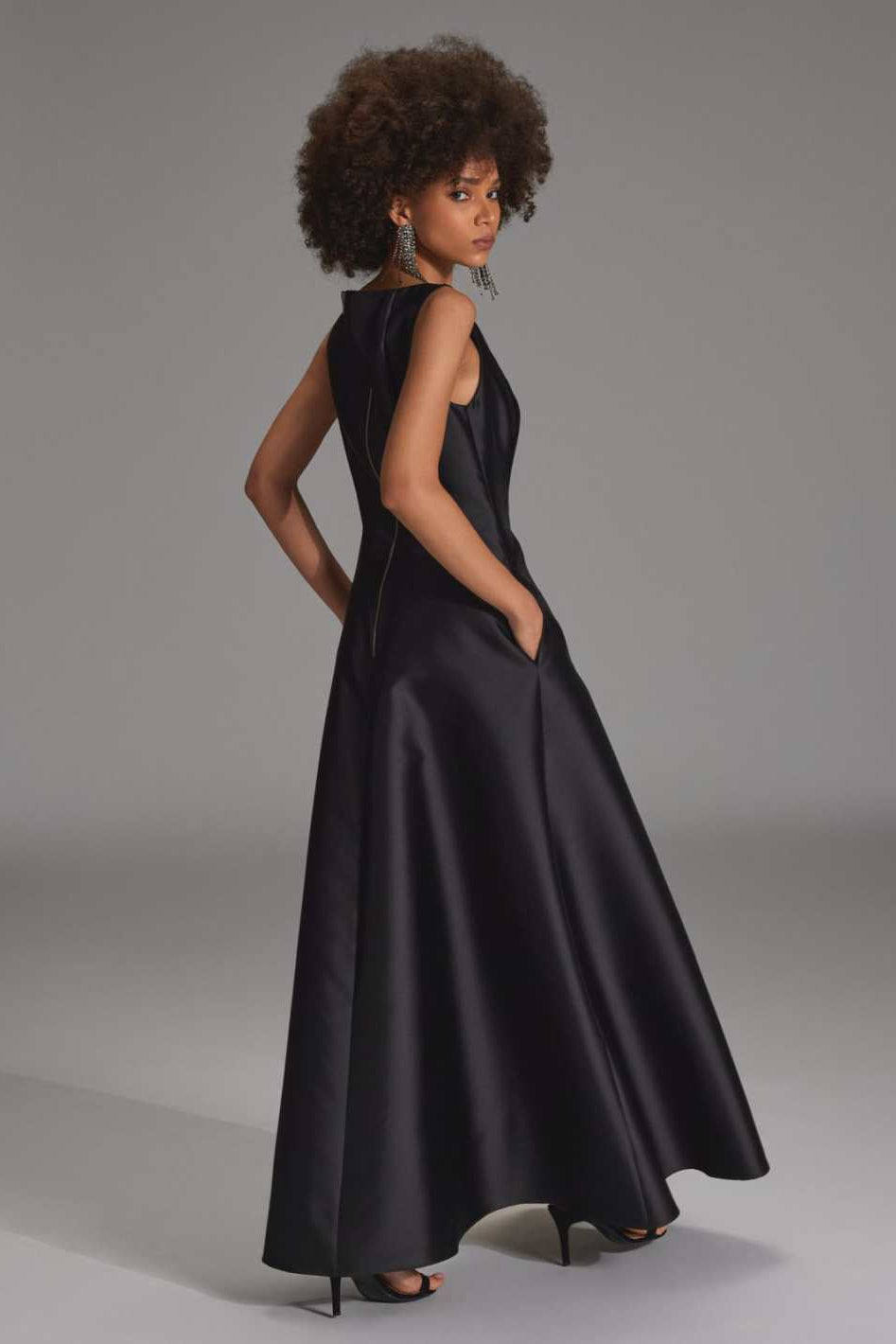 Robenartiges Abendkleid mit Eingrifftaschen