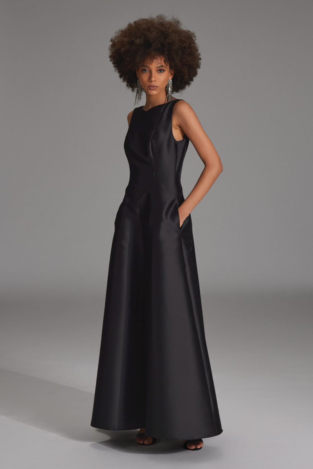 Robenartiges Abendkleid mit Eingrifftaschen