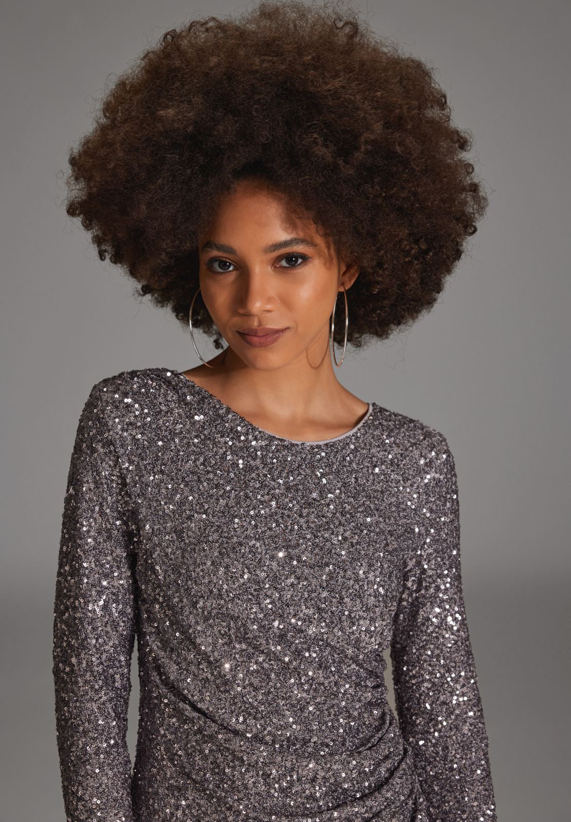 Cocktailkleid aus elastischer Paillette mit seitlichen Drapierungen