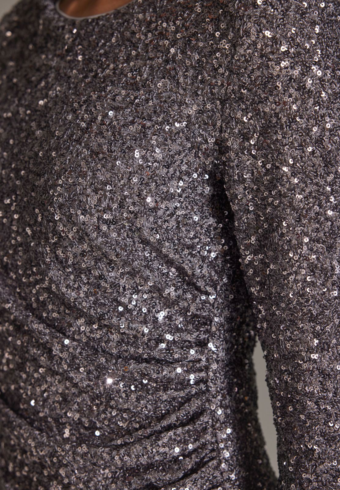 Cocktailkleid aus elastischer Paillette mit seitlichen Drapierungen