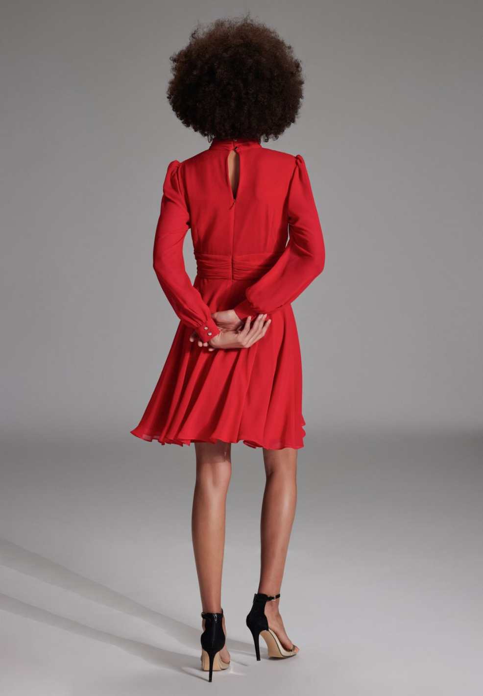 Cocktailkleid aus Chiffon mit blusigen Ärmeln und Schlitz Ausschnitt