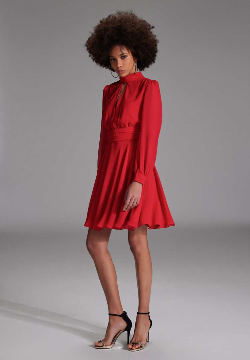 Cocktailkleid aus Chiffon mit blusigen Ärmeln und Schlitz Ausschnitt