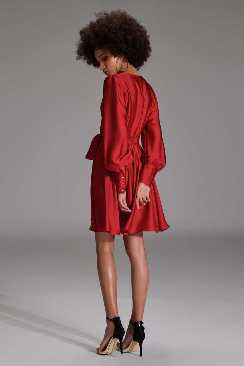 Cocktailkleid aus Satin mit breiten Manschetten, Wickel Oberteil und Tellerrock