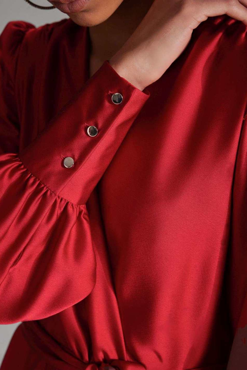 Cocktailkleid aus Satin mit breiten Manschetten, Wickel Oberteil und Tellerrock