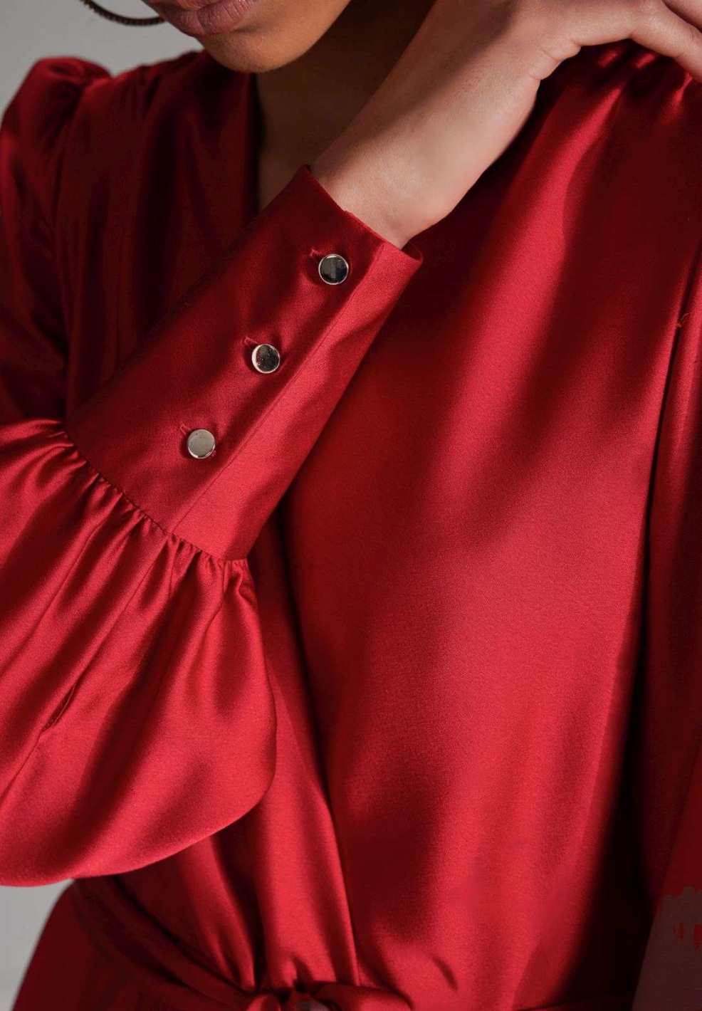 Cocktailkleid aus Satin mit breiten Manschetten, Wickel Oberteil und Tellerrock