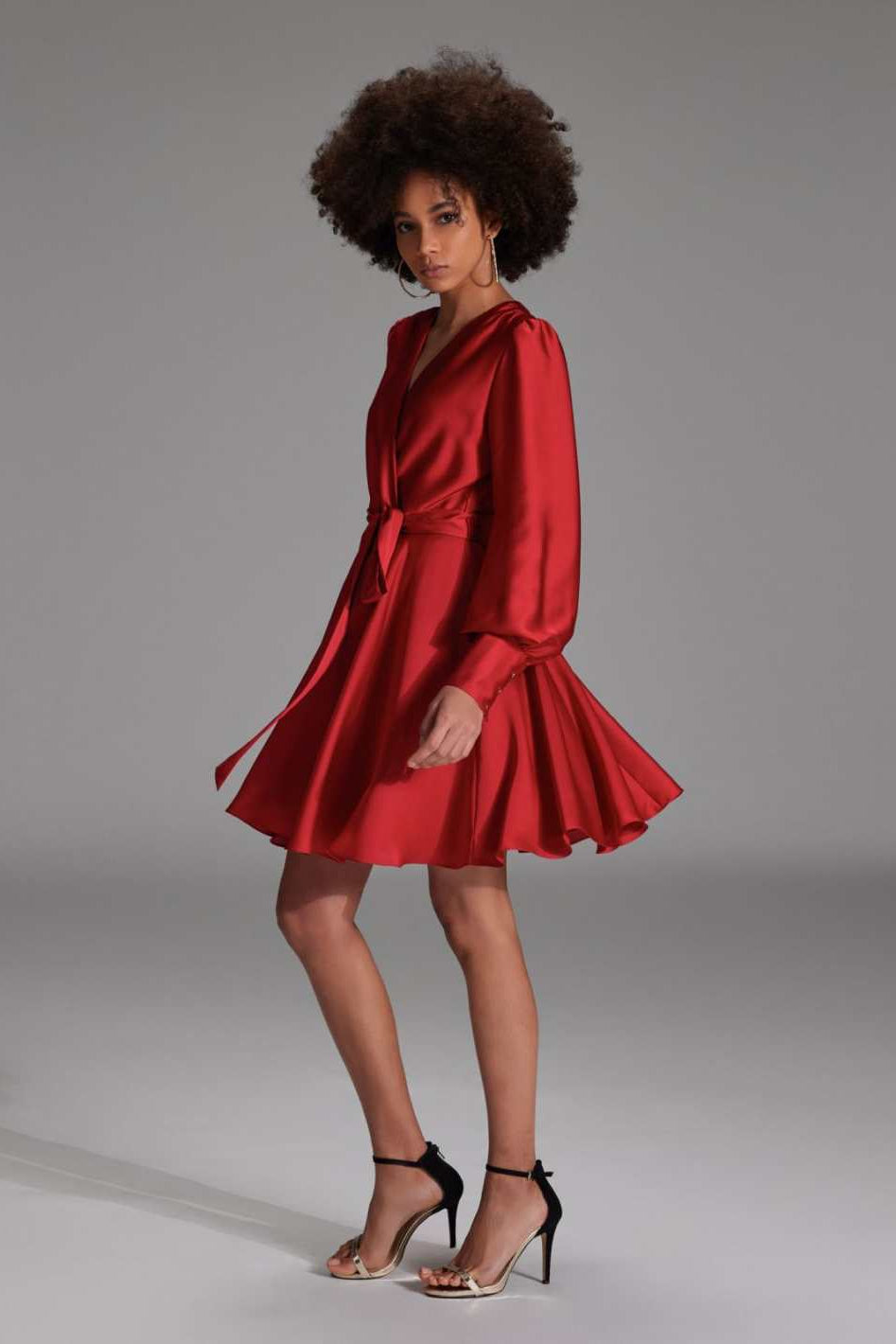 Cocktailkleid aus Satin mit breiten Manschetten, Wickel Oberteil und Tellerrock