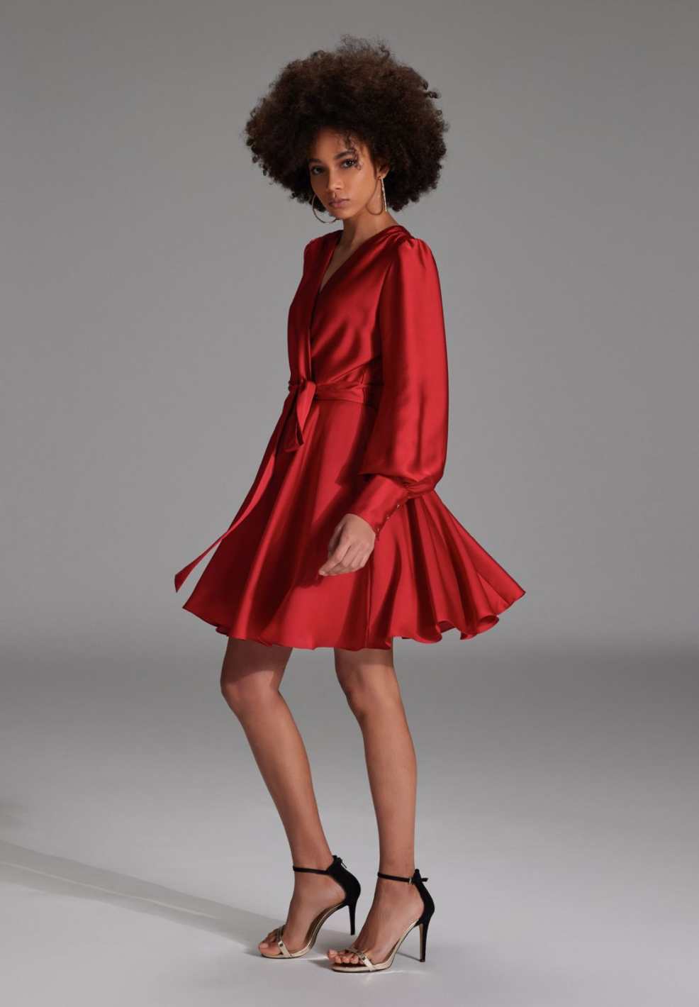 Cocktailkleid aus Satin mit breiten Manschetten, Wickel Oberteil und Tellerrock