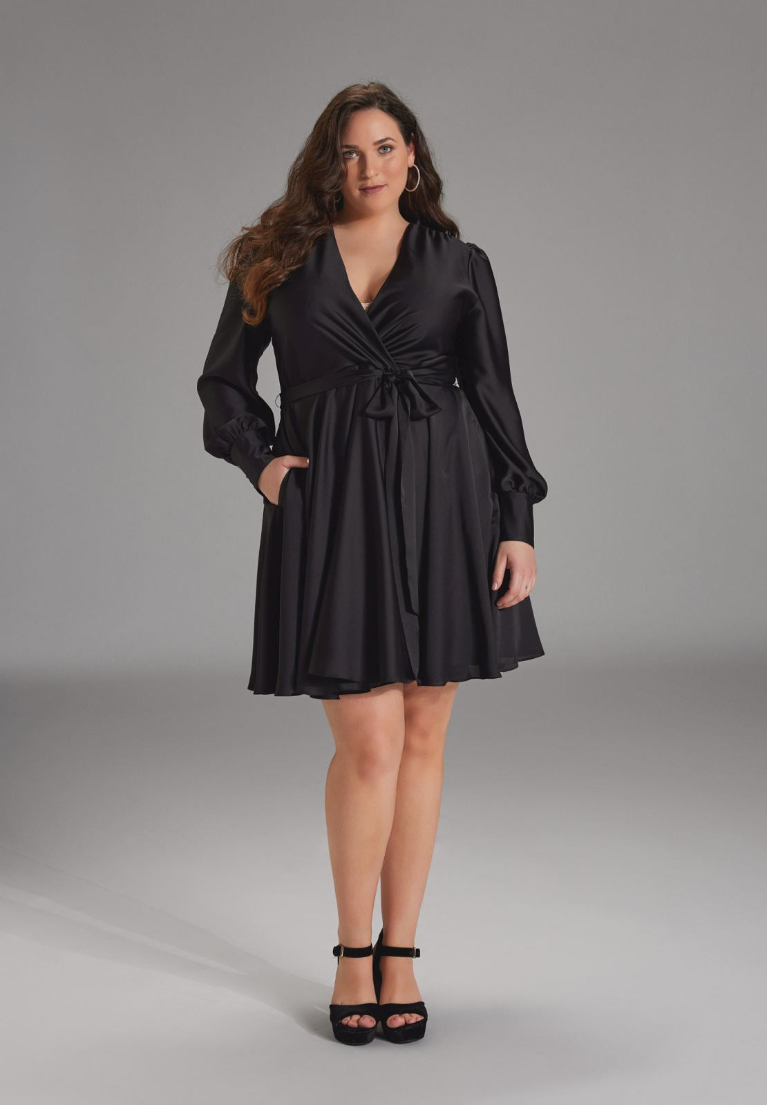 Cocktailkleid aus Satin mit breiten Manschetten, Wickel Oberteil und Tellerrock black