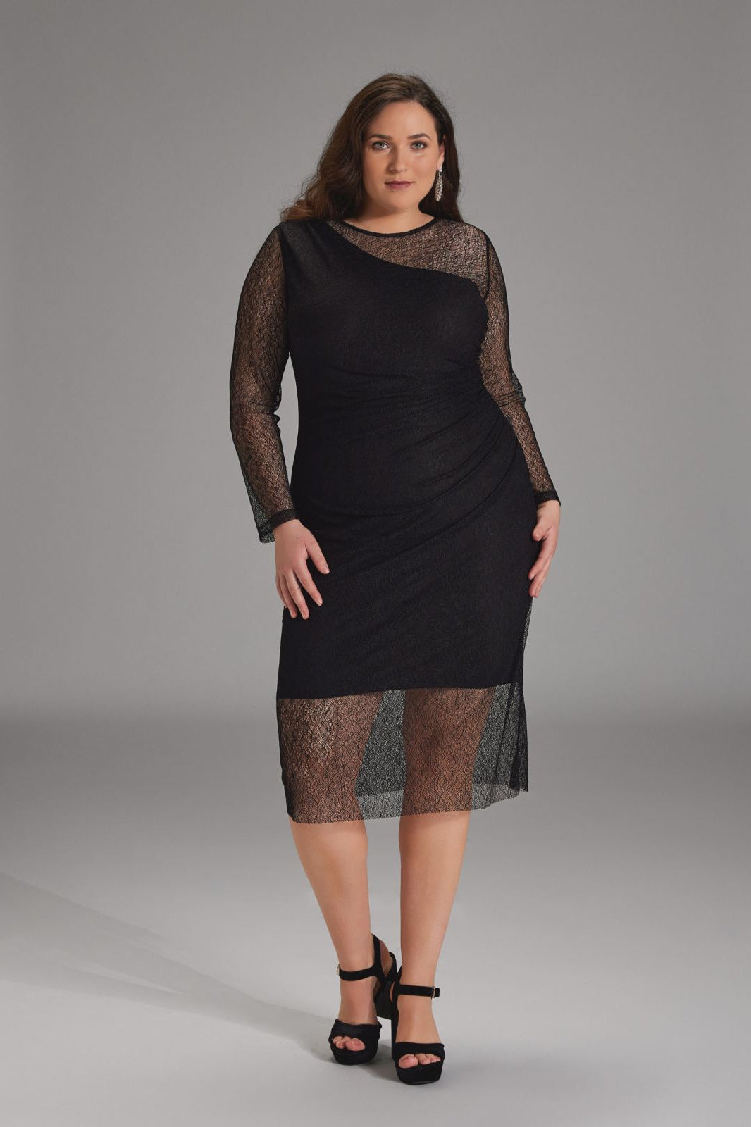 Midi Kleid aus feiner Spitze mit Transparenz und seitlicher Drapierung black