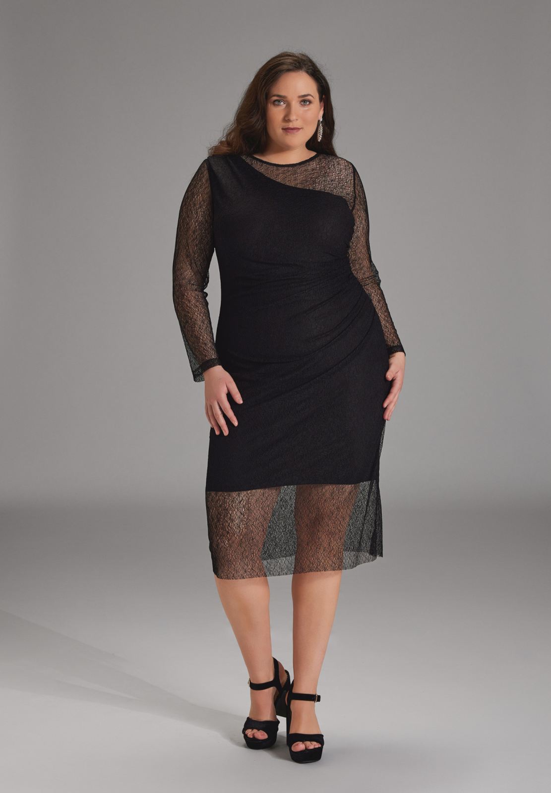 Midi Kleid aus feiner Spitze mit Transparenz und seitlicher Drapierung black
