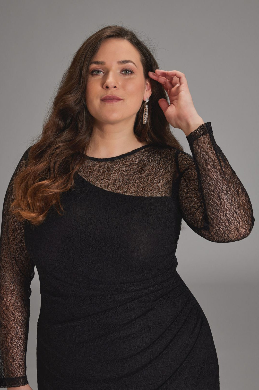 Midi Kleid aus feiner Spitze mit Transparenz und seitlicher Drapierung