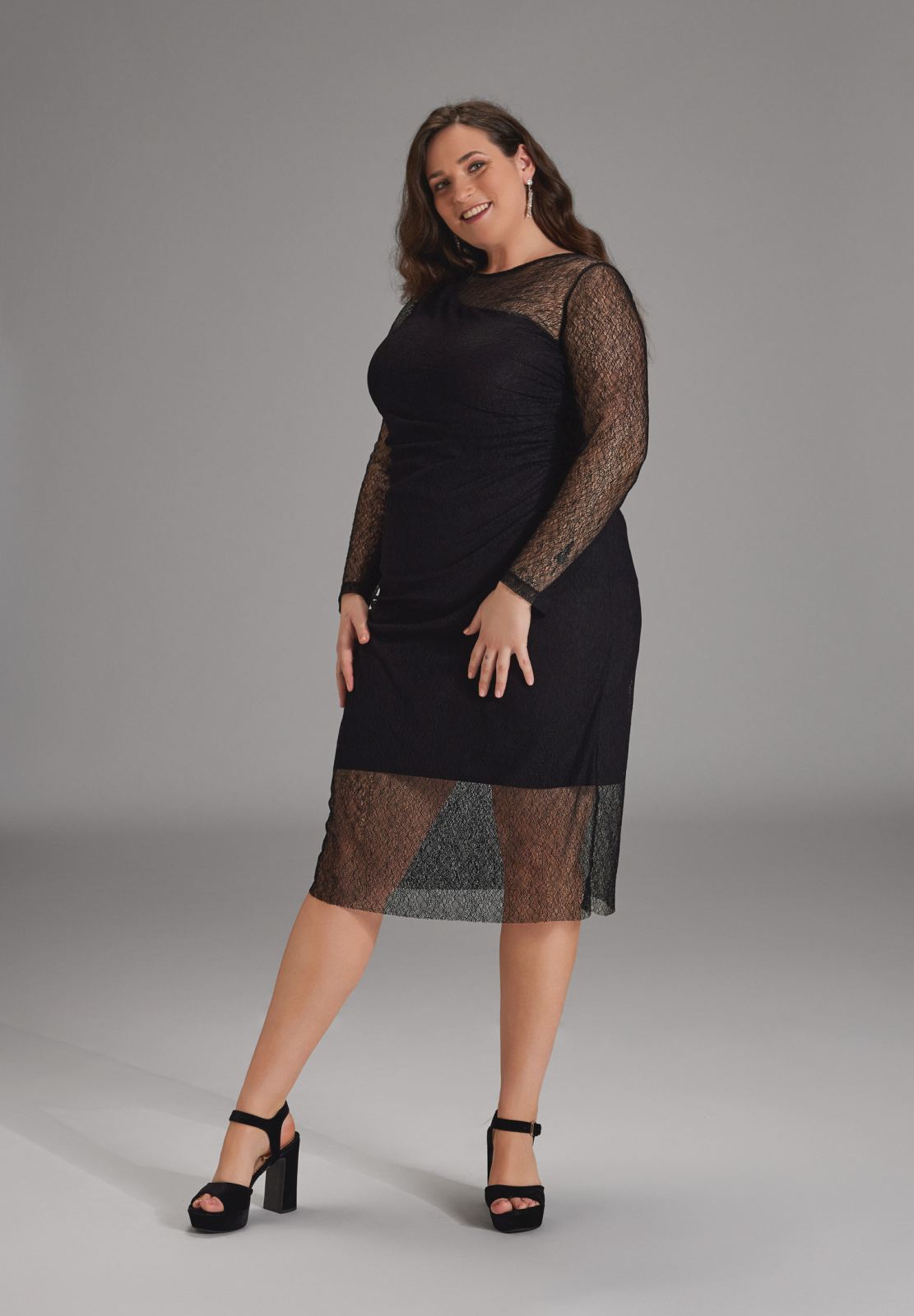 Midi Kleid aus feiner Spitze mit Transparenz und seitlicher Drapierung