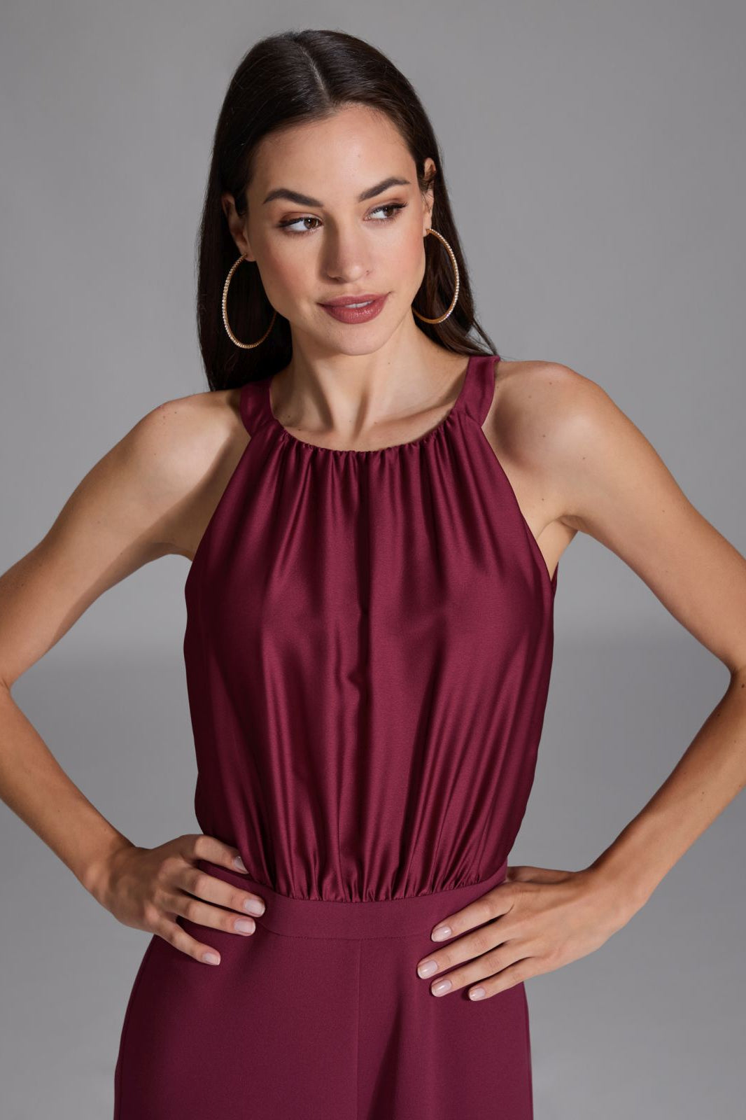 Jumpsuit mit amerikanischem Ausschnitt aus Material Mix