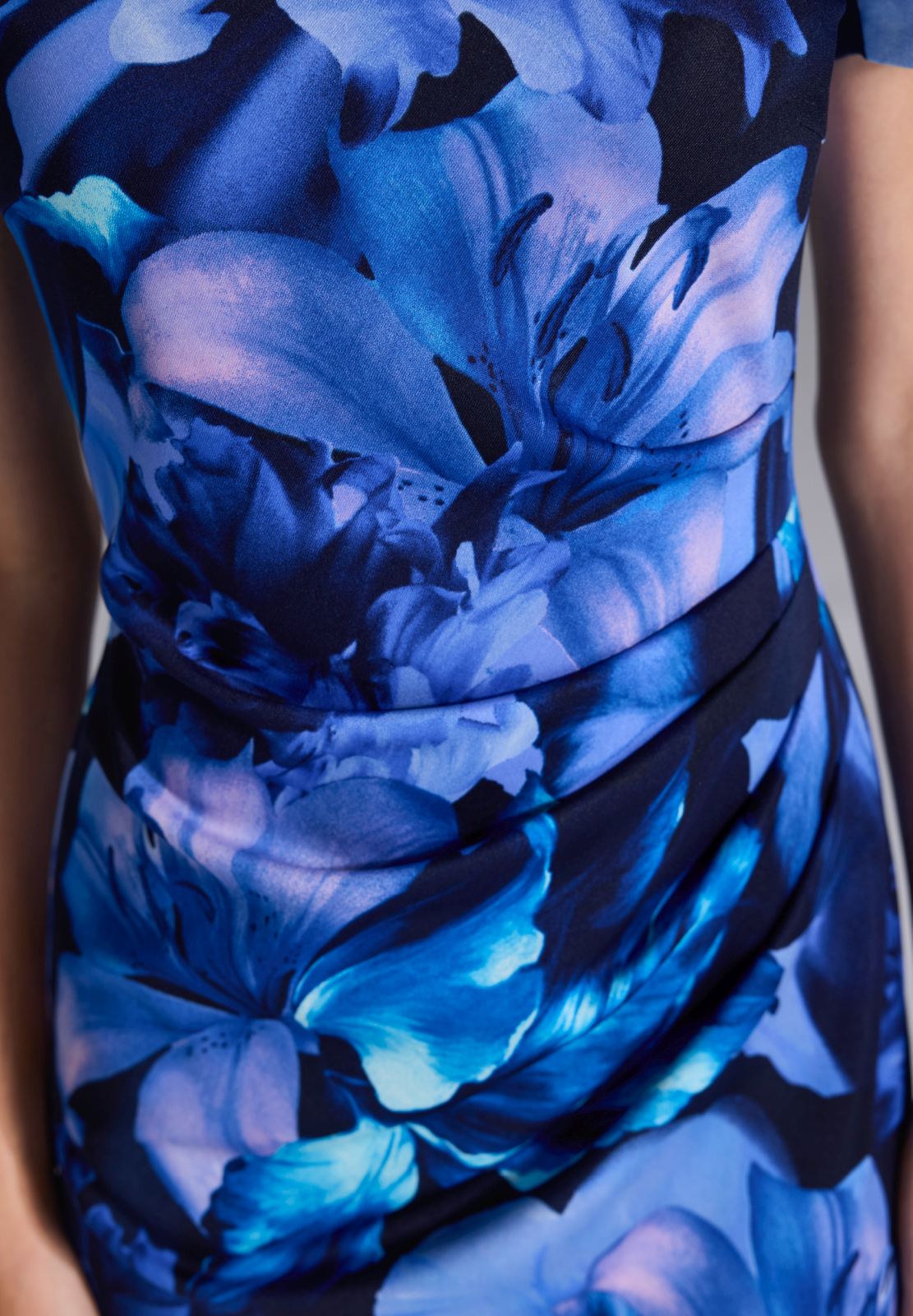 Etuikleid aus bedrucktem Scuba mit seitlicher Drapierung