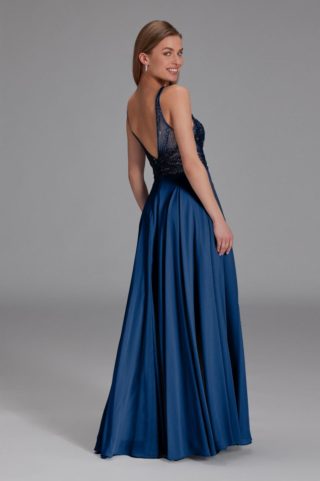 Langes Chiffon-Abendkleid mit Stickerei