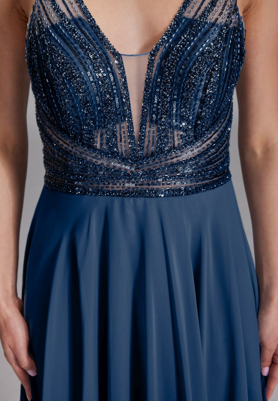 Langes Chiffon-Abendkleid mit Stickerei