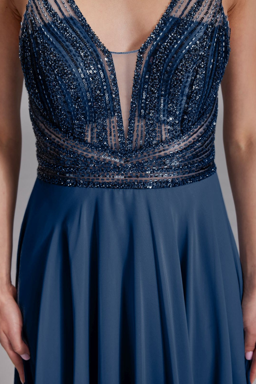 Langes Chiffon-Abendkleid mit Stickerei