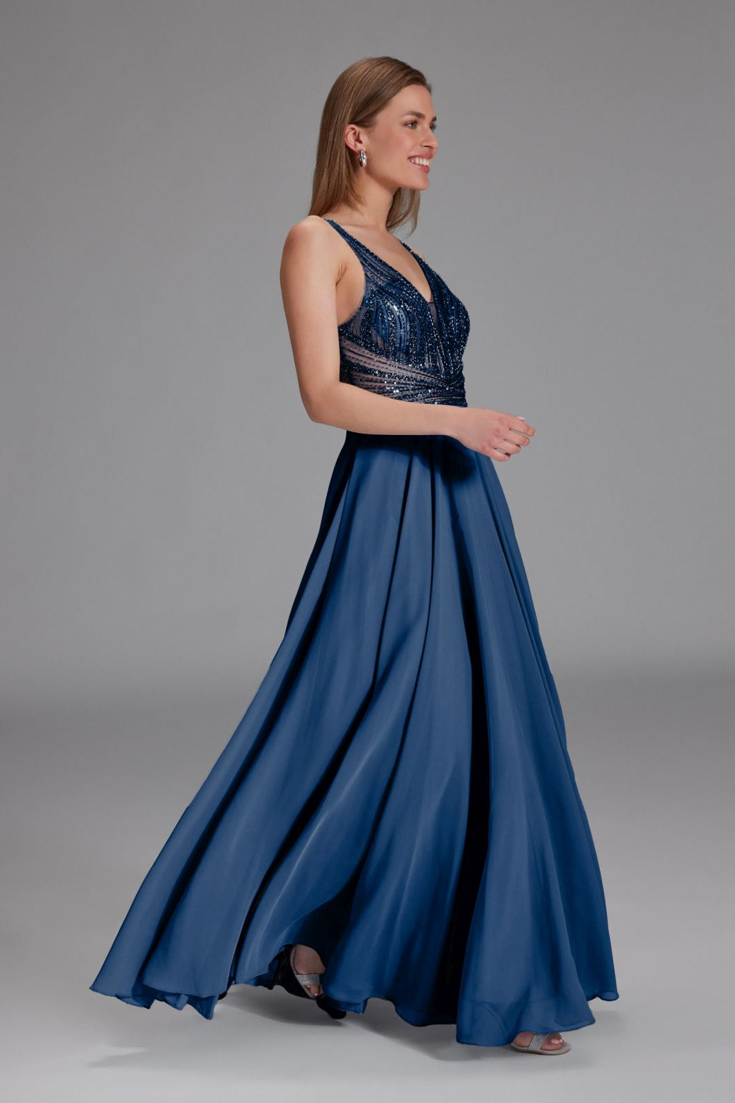 Langes Chiffon-Abendkleid mit Stickerei