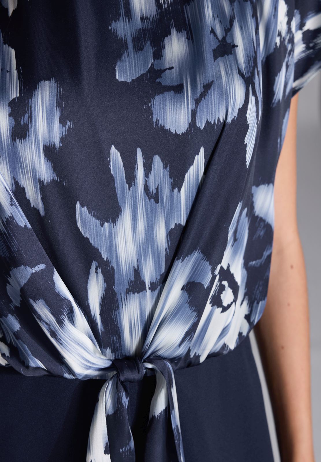 Jumpsuit mit bedrucktem Satin Top und Knoten Detail