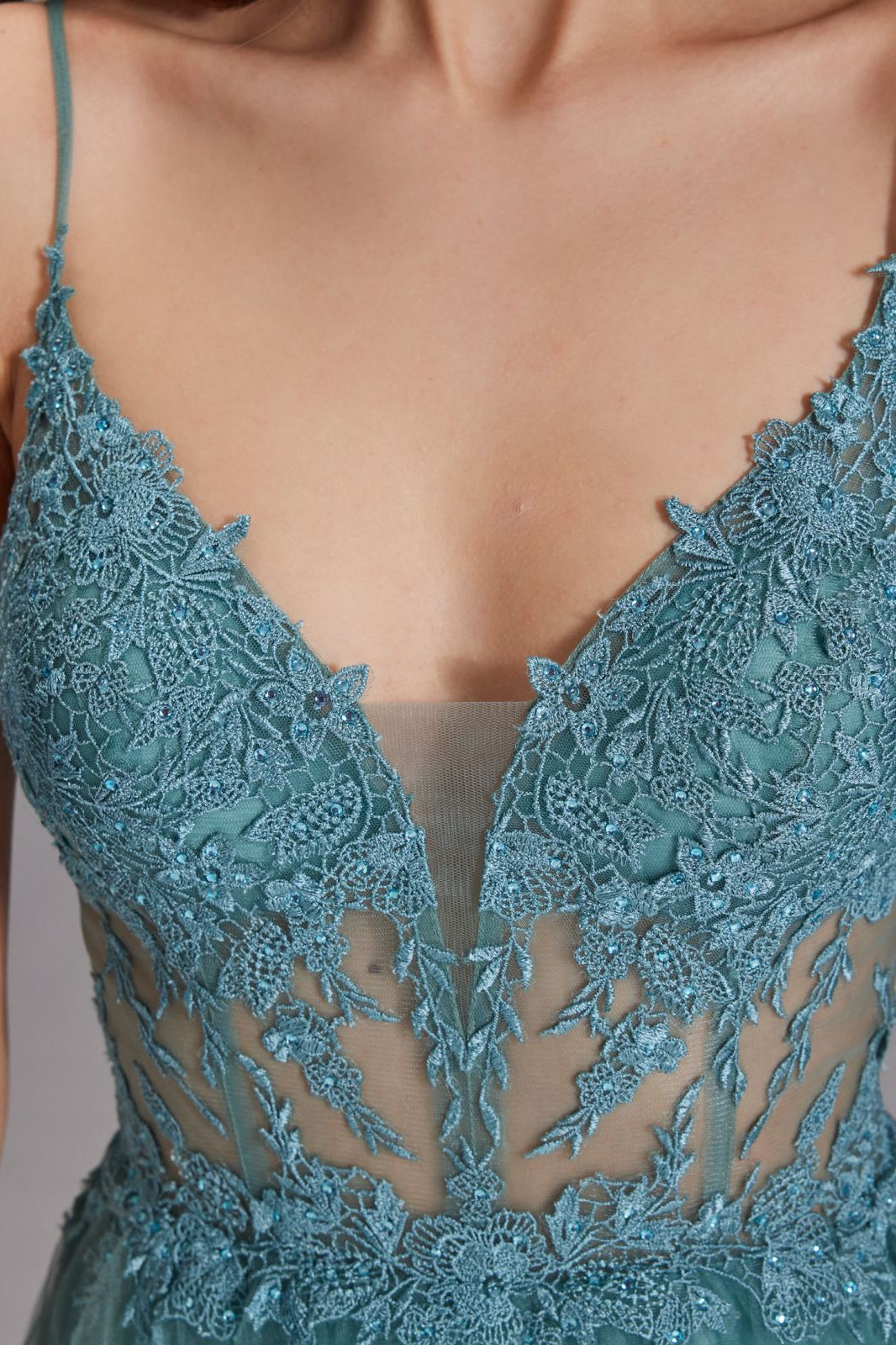 Ausgestelltes Tüllkleid mit Spitzenstickerei