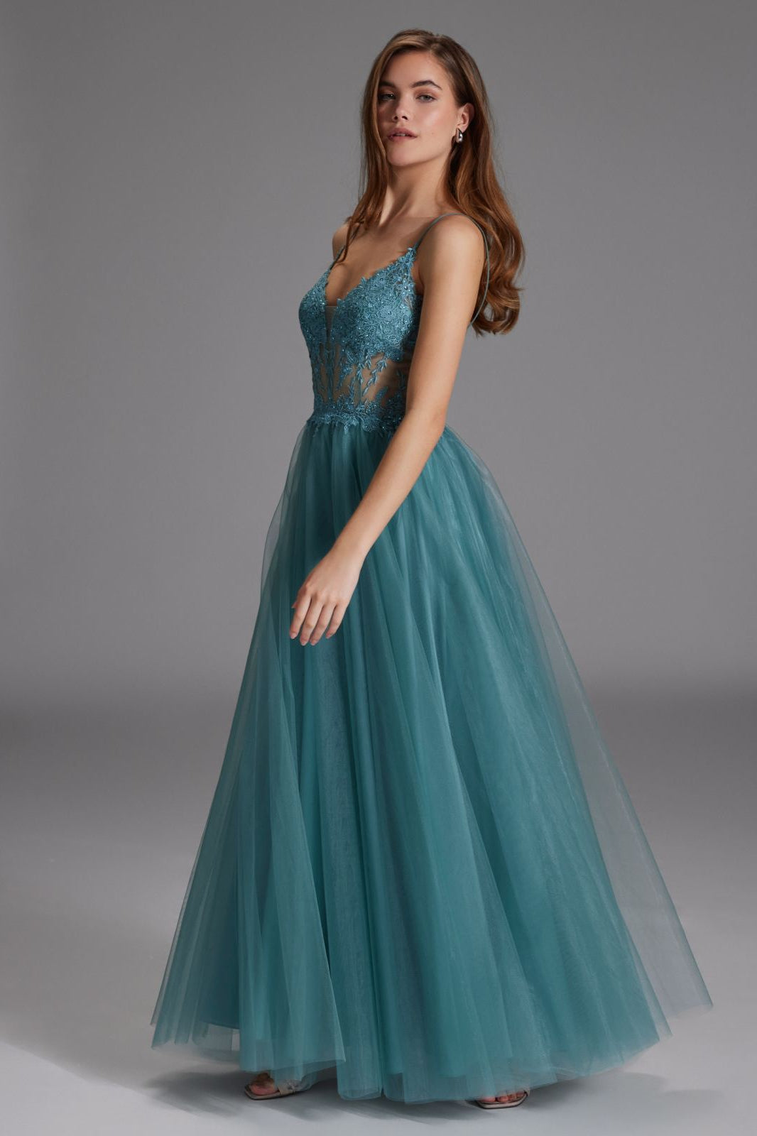 Ausgestelltes Tüllkleid mit Spitzenstickerei