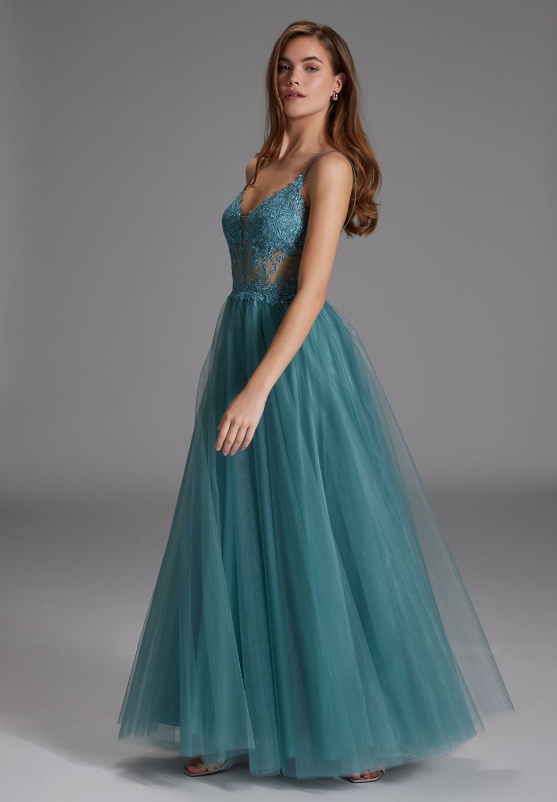 Ausgestelltes Tüllkleid mit Spitzenstickerei