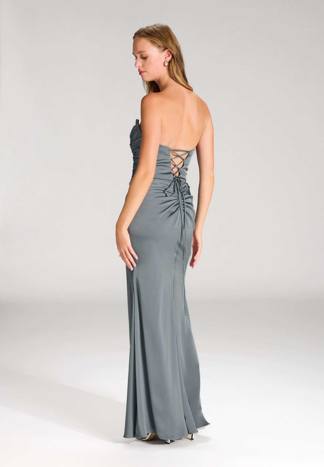 Satinkleid mit Corsagentop und Beinschlitz