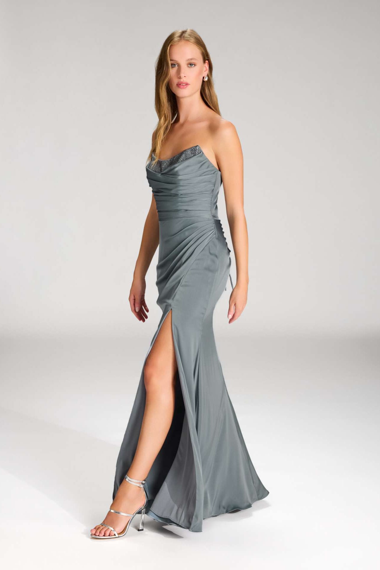 Satinkleid mit Corsagentop und Beinschlitz