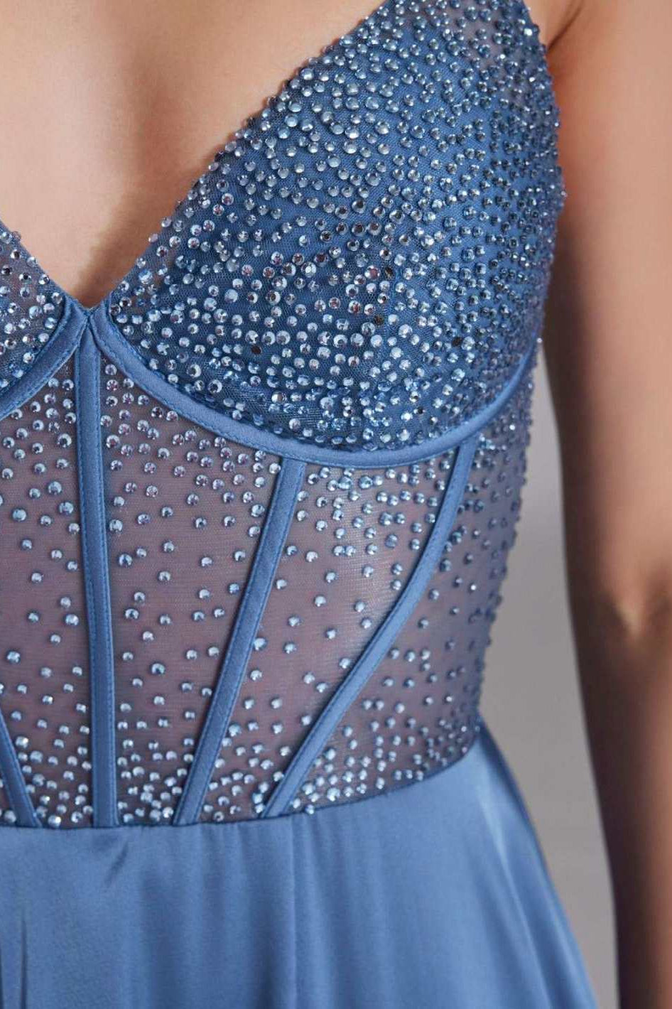 Abendkleid mit Corsagentop und feinen Ziersteinen