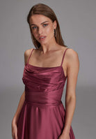 Satinkleid mit Bindegürtel in der Taille