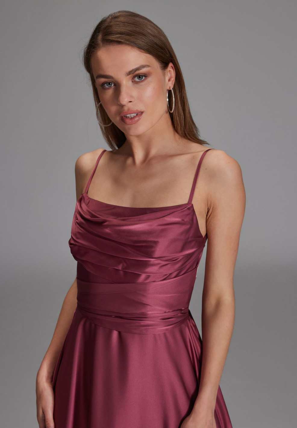 Satinkleid mit Bindegürtel in der Taille