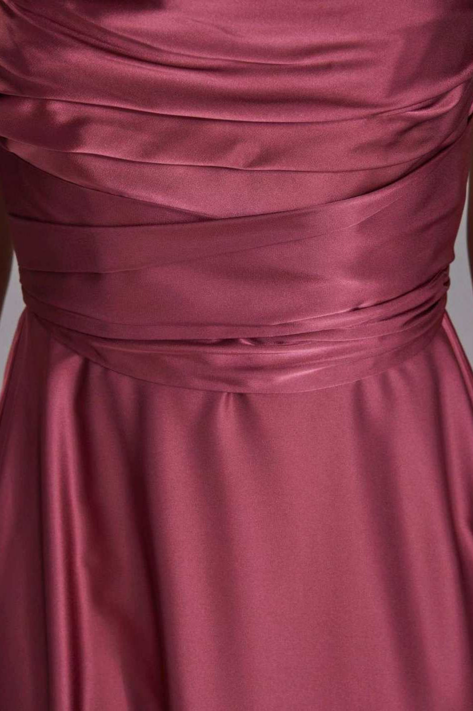 Satinkleid mit Bindegürtel in der Taille