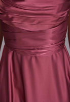 Satinkleid mit Bindegürtel in der Taille