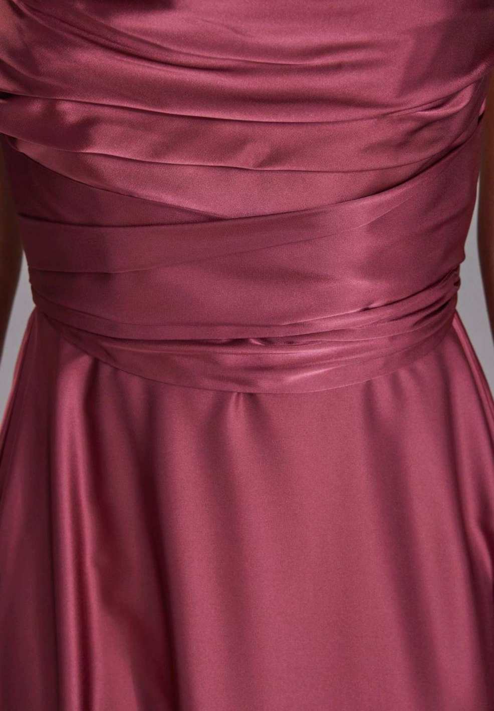 Satinkleid mit Bindegürtel in der Taille