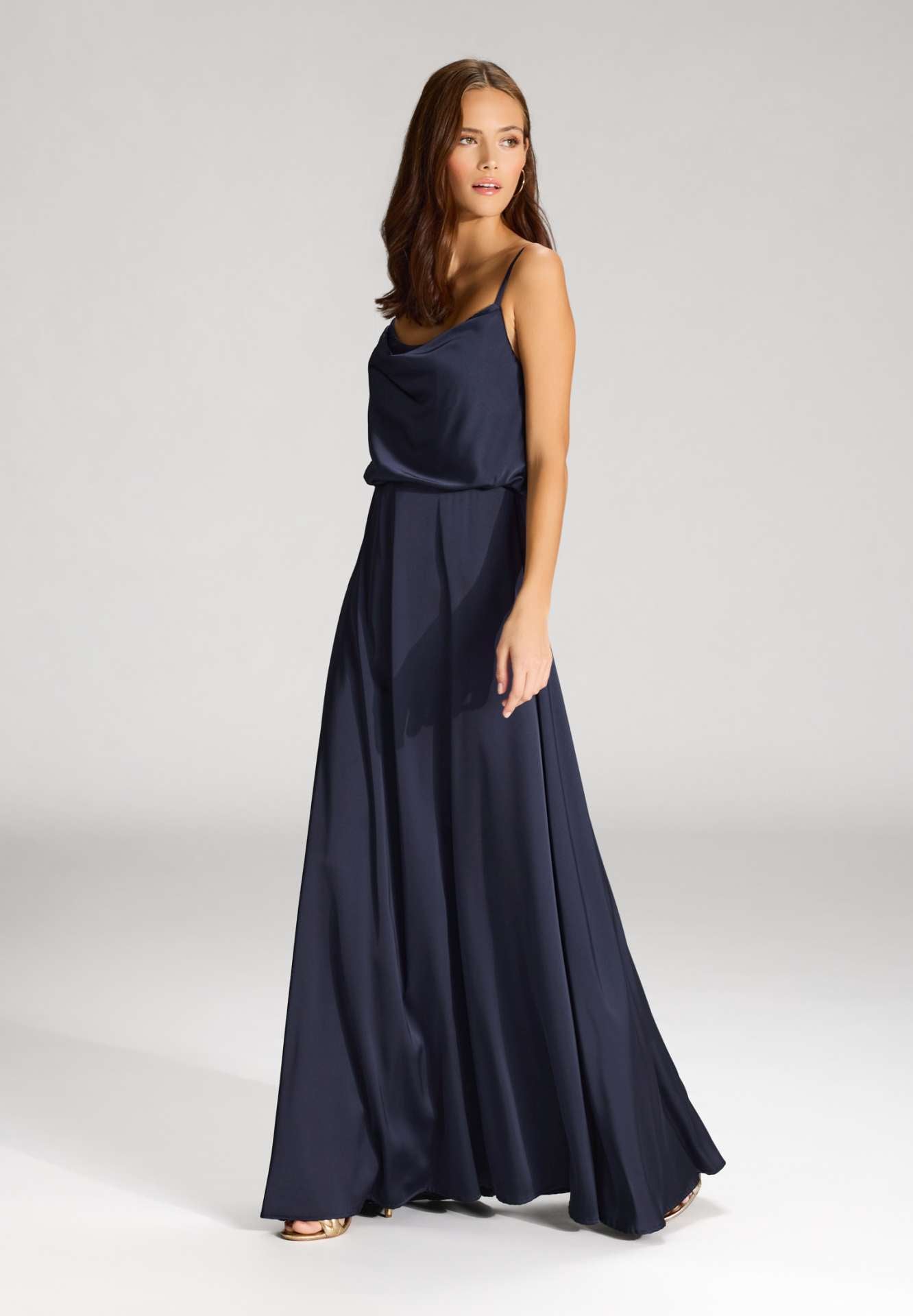 Abendkleid aus Satin mit angedeutetem Wasserfallausschnitt