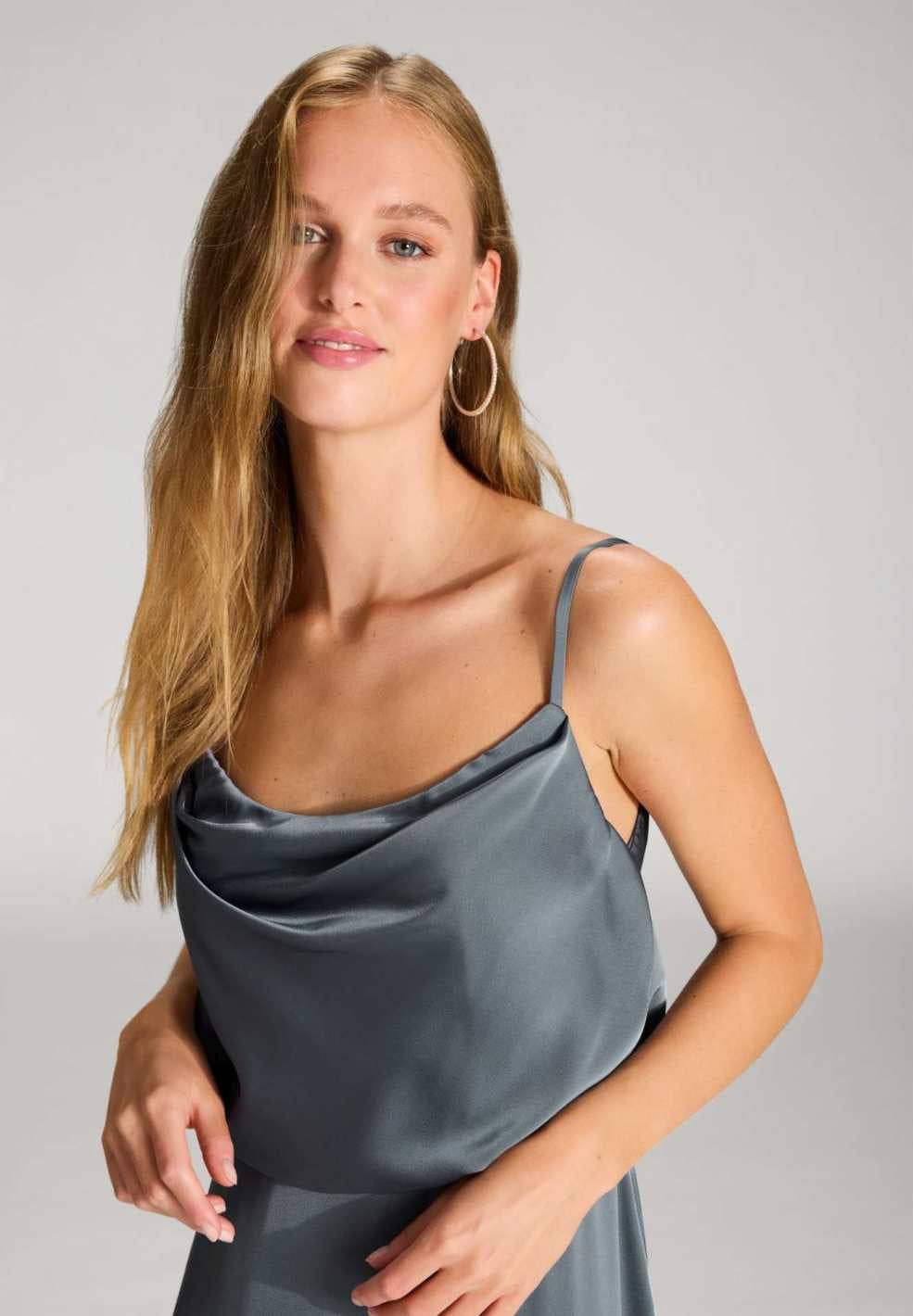 Abendkleid aus Satin mit angedeutetem Wasserfallausschnitt