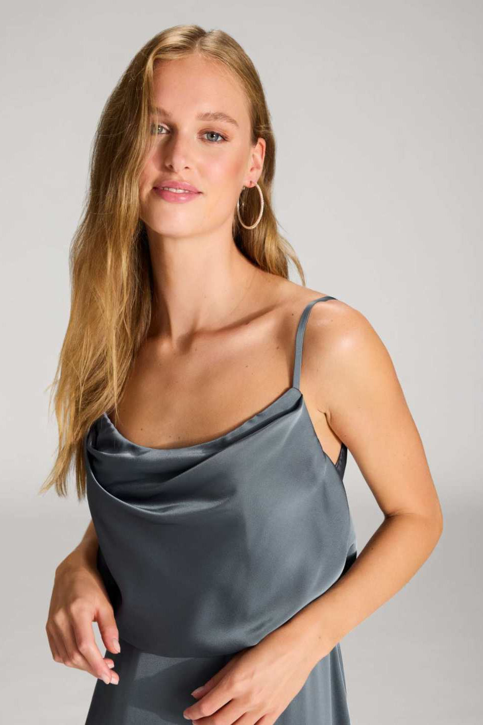 Abendkleid aus Satin mit angedeutetem Wasserfallausschnitt