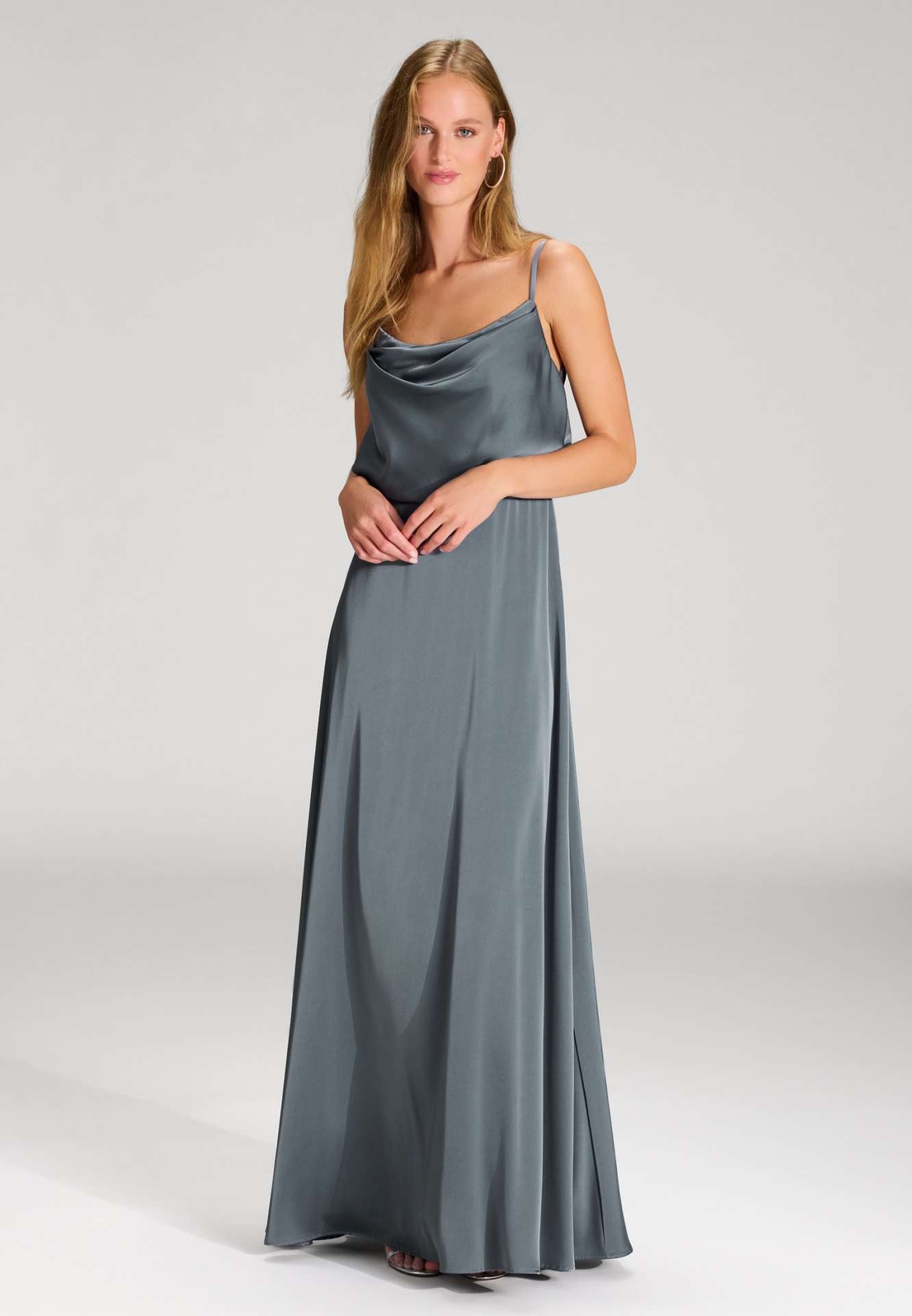 Abendkleid aus Satin mit angedeutetem Wasserfallausschnitt