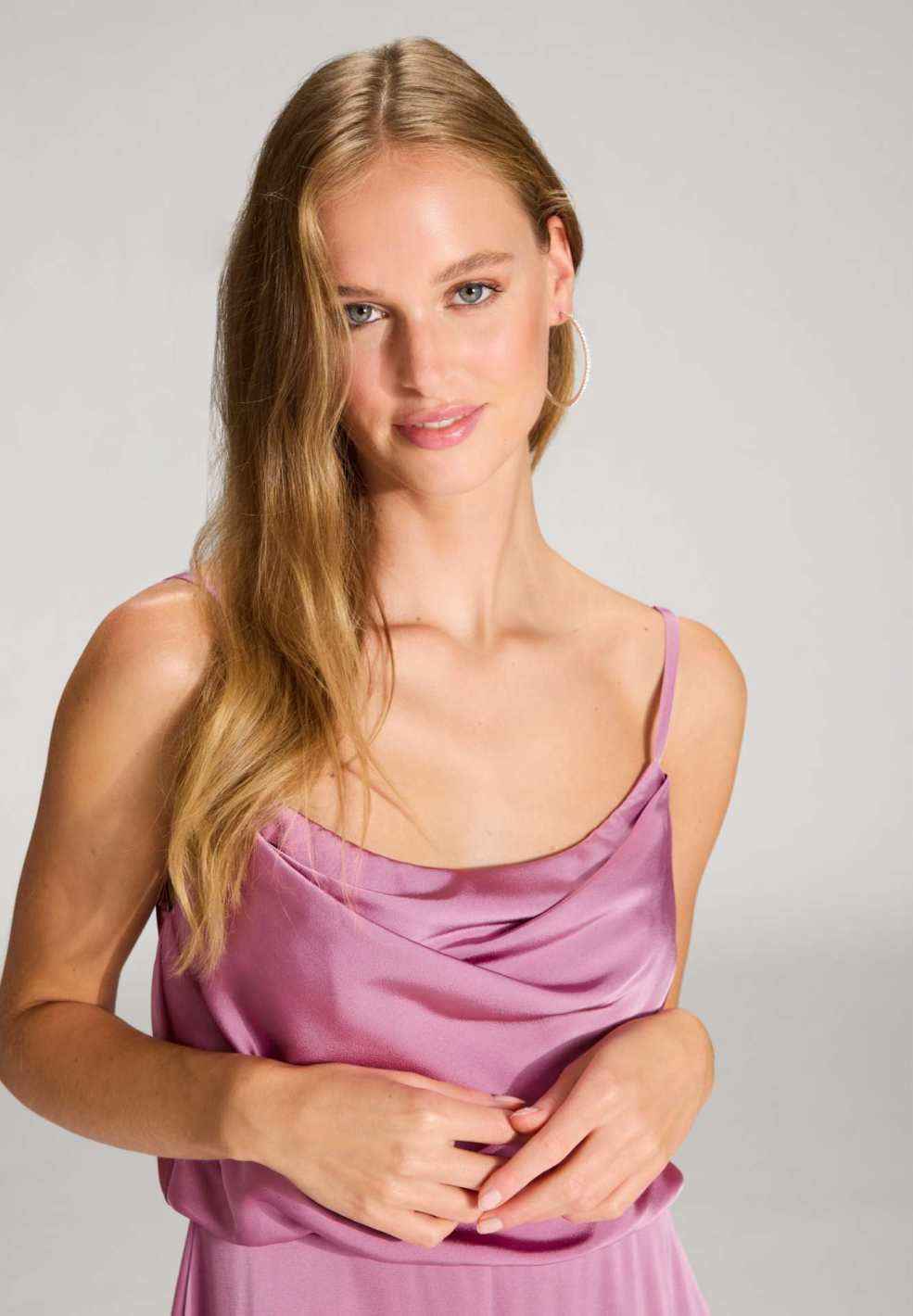 Abendkleid aus Satin mit angedeutetem Wasserfallausschnitt