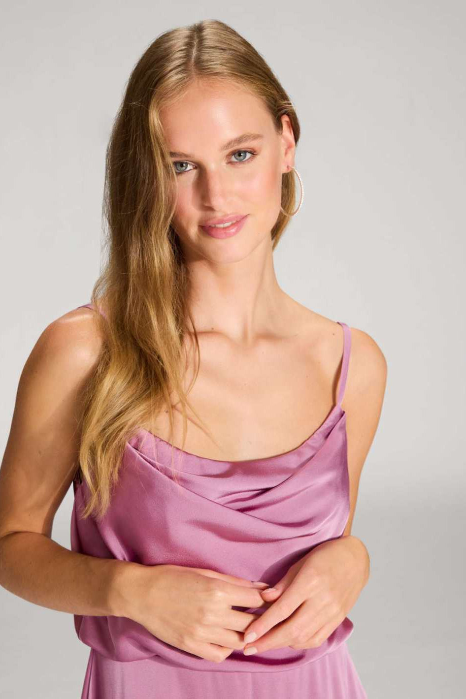 Abendkleid aus Satin mit angedeutetem Wasserfallausschnitt