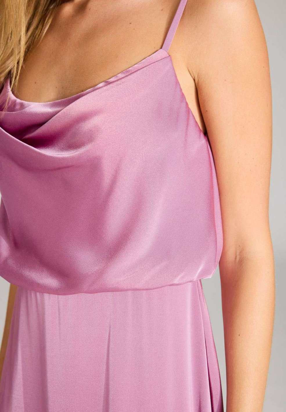 Abendkleid aus Satin mit angedeutetem Wasserfallausschnitt