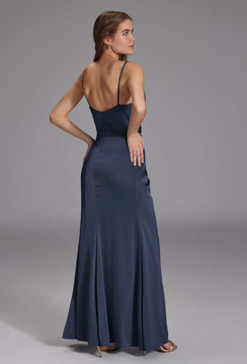 Figurbetontes Satinkleid mit Raffungen